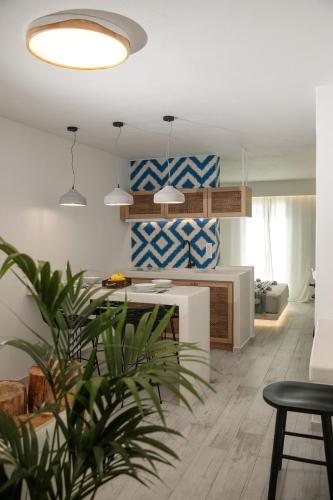 Una cocina o zona de cocina en Hermes Luxury Suites