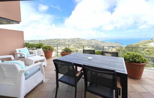 une terrasse avec une table et des chaises et l'océan dans l'établissement Impresionantes Vistas Mar en el centro de Begur, à Begur