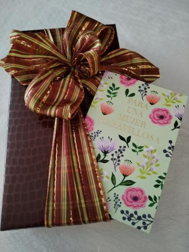 a gift box with a bow and a card at Pensión Casa do Gallo Sarria in Sarria