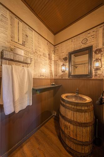 Ένα μπάνιο στο Miners Cabin #3 -Two Double Beds - Private Balcony - Walk to the Action