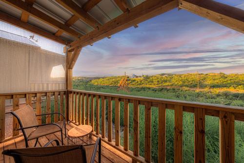 Μπαλκόνι ή βεράντα στο Miners Cabin #3 -Two Double Beds - Private Balcony - Walk to the Action