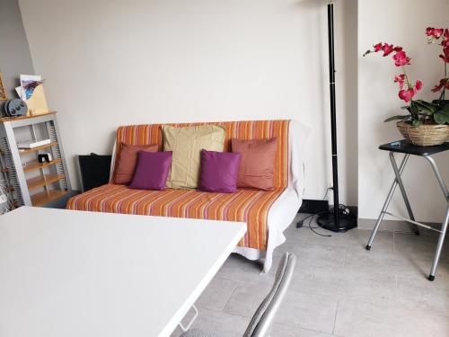 - un canapé avec des oreillers colorés dans l'établissement le manege vue panoramique, à Cassis