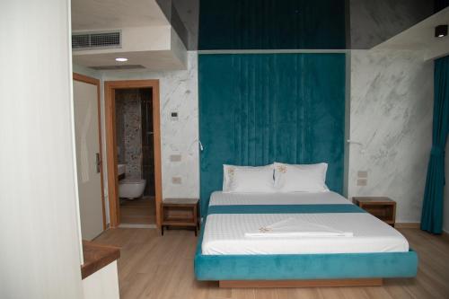 Vila One Beach Hotelにあるベッド