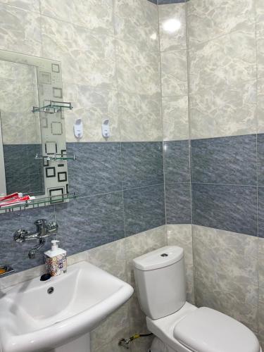 ガルニにあるRoman's guest house in Garniの白いトイレと洗面台のあるバスルーム