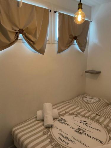 Ce lit se trouve dans un dortoir doté d'une fenêtre et de serviettes. dans l'établissement F2 50 M DE LA MER, à Antibes