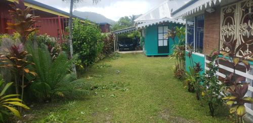 um quintal com plantas ao lado de um edifício em "Terevaa" 4 em Fare