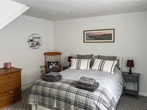 1 dormitorio con 1 cama con toallas en Porters Vault en Thirsk
