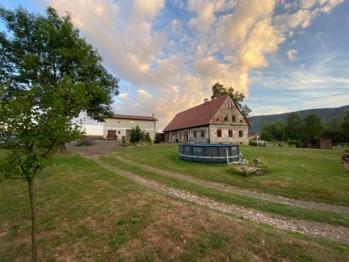 Eine alte Scheune auf einem Feld neben einem Baum in der Unterkunft Domeček s výhledem in Martínkovice