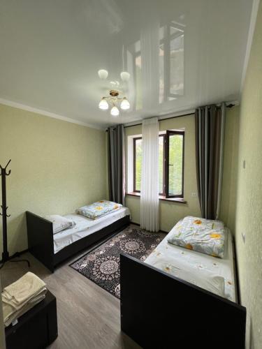 Zimmer mit 2 Betten und einem Fenster in der Unterkunft Гостевой дом «Zhyrgal» in Arkit