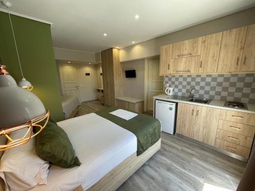 een slaapkamer met een groot bed en een keuken bij Stella Apartments in Petra