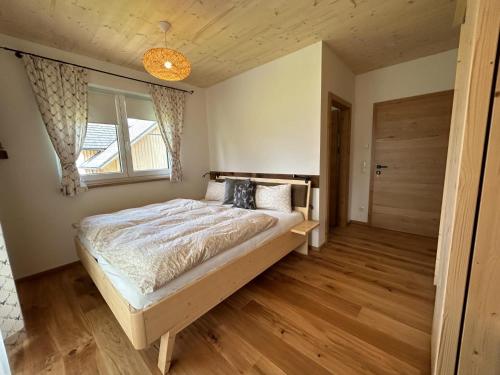 a bedroom with a bed and a window at Einfach Leben - Urlaub in den Bergen in Tauplitz