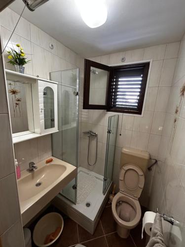 W łazience znajduje się prysznic, toaleta i umywalka. w obiekcie soba za odmor Nika w mieście Kaštela