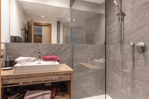 y baño con lavabo y ducha. en Trofana Appartements, en Sölden