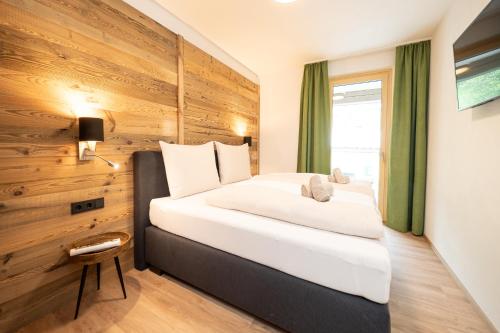 Ένα ή περισσότερα κρεβάτια σε δωμάτιο στο Wildbach Lodge Dienten