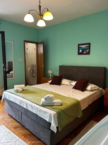 soba za odmor Nika في قشتيلا: غرفة نوم بسرير كبير عليها مناشف