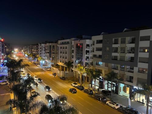una calle de la ciudad por la noche con coches y edificios en ZEN Suites Hotel Massira, en Casablanca