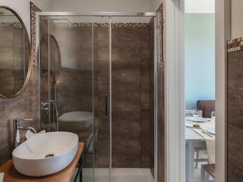 bagno con doccia, lavandino e servizi igienici di La Volpe e la Stella by Podere Carriero a Montescaglioso