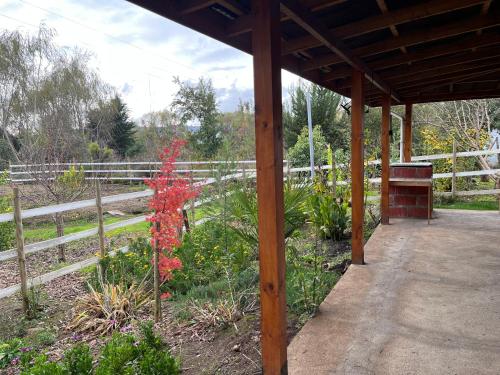 Un jardín fuera de Alojamiento Machicura