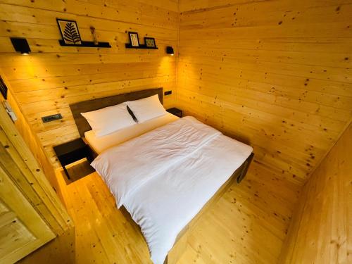 an overhead view of a bed in a wooden room at Holiday House Adamo in Selno