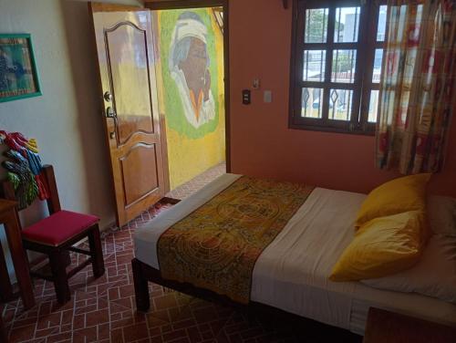1 dormitorio con cama, ventana y puerta en CANCUN GUEST HOUSE, en Cancún