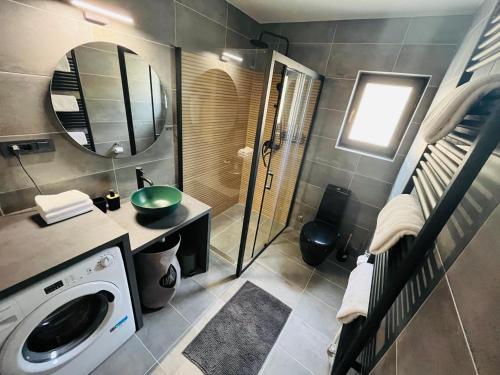 a bathroom with a washing machine and a mirror at Holiday House Adamo in Selno