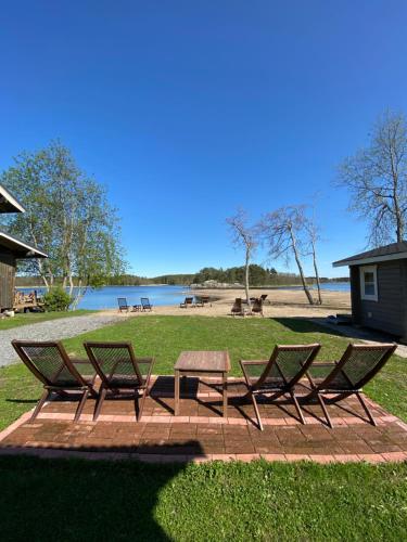 a group of benches and a picnic table in a park at Wästinn in Vöyri