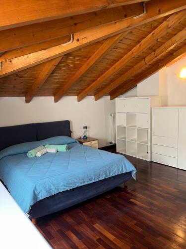 a bedroom with a bed and a wooden ceiling at Appartamento MANUELA in Consiglio di Rumo