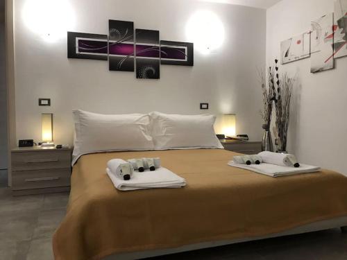 una camera da letto con un letto grande con asciugamani sopra di Arco San Zeno a Pisa