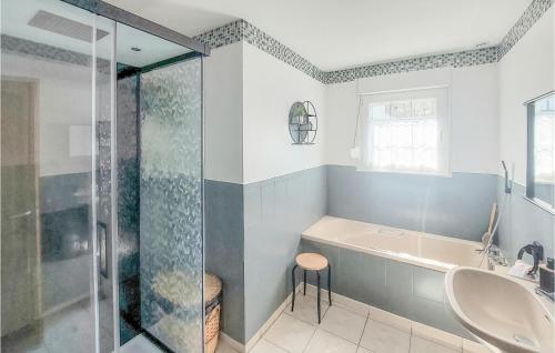 a bathroom with a tub and a glass shower at Stunning Home In Quoux-haut-manil With Wifi And 2 Bedrooms in Haut-Maînil