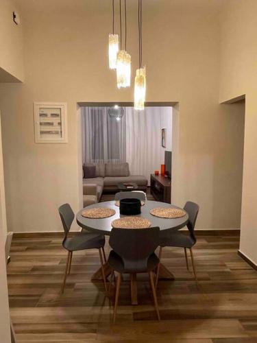 un comedor con mesa y sillas en una habitación en Alani house, en Tinos