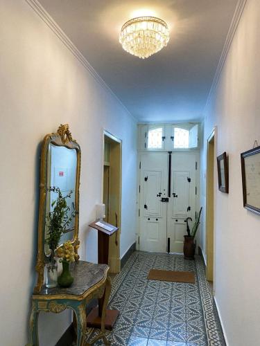 - un couloir avec un miroir et une table avec une table sidx sidx dans l'établissement Pias Guesthouse, à Pias