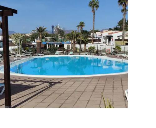 duży błękitny basen w ośrodku w obiekcie Cozy Colorado pool view #3 w mieście Maspalomas