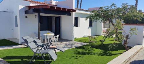 podwórko z krzesłami i stołem oraz dom w obiekcie Cozy Colorado pool view #3 w mieście Maspalomas