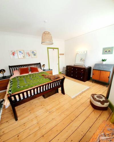 1 dormitorio con 1 cama grande y suelo de madera en Casa Colour Margate en Margate
