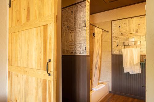 Bilik mandi di Miners Cabin #4 - King Bed - Private Balcony with Views
