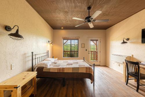 Katil atau katil-katil dalam bilik di Miners Cabin #4 - King Bed - Private Balcony with Views