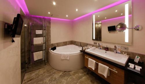 Et badeværelse på Wellness Hotel Bayerischer Hof