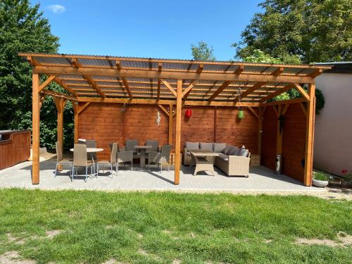 pérgola de madera con sillas y mesas y patio en Ubytování U Truhlářů Šaldorf, en Nový Šaldorf