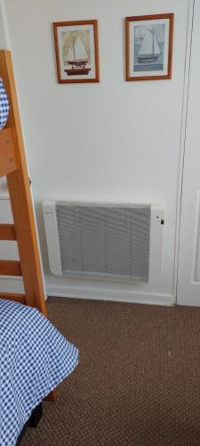 a room with a radiator against a wall at A Pasos de la Playa in Papudo