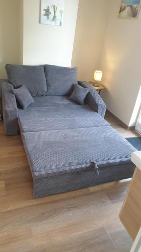 1 sofá grande en la sala de estar en Helle und zentrale Ferienwohnung mit Treppenlift, en Oldenburg