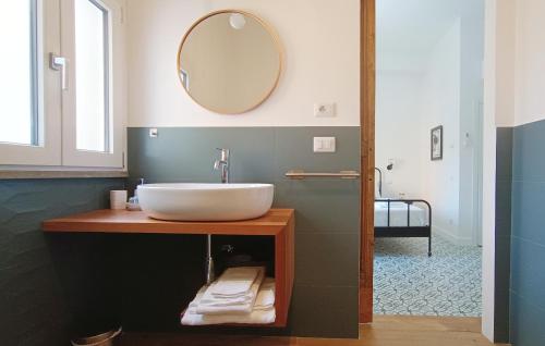 a bathroom with a sink and a mirror at Ottantotto Viterbo in Viterbo