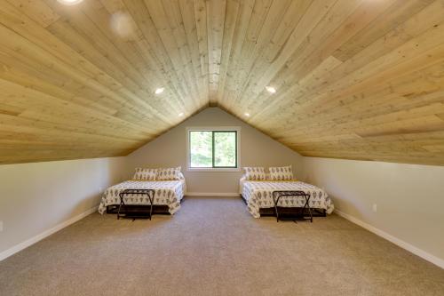 Posteľ alebo postele v izbe v ubytovaní Lakeside Vacation Rental with Private Hot Tub