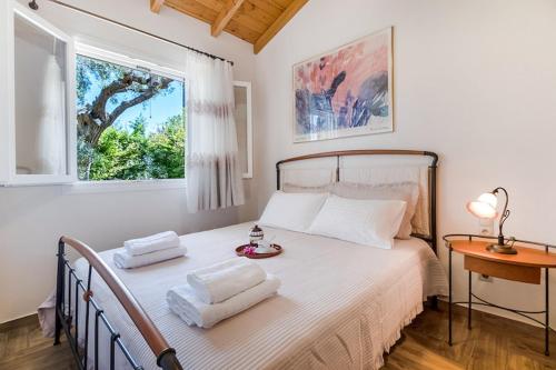Posteľ alebo postele v izbe v ubytovaní Poly's Villa Lefkada