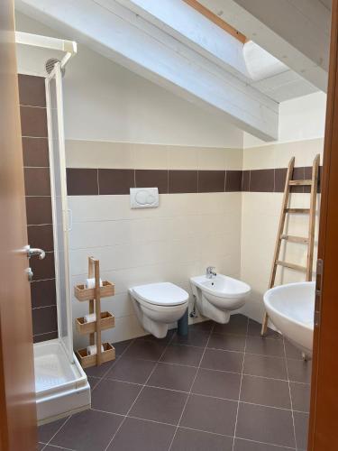 uma casa de banho com um WC, um bidé e um lavatório. em Appartamento nel Borgo em Rovereto