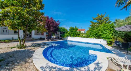 einen Pool im Hinterhof eines Hauses in der Unterkunft Villa Fiori in Blagaj