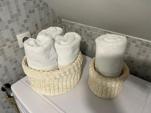 two baskets of towels sitting on top of a counter at Apartman Passagio in Rovinj