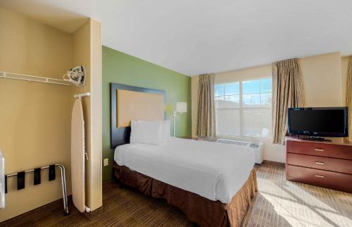 Postel nebo postele na pokoji v ubytování MainStay Suites Las Vegas Flamingo
