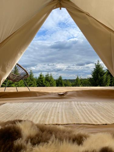 奧泰佩的住宿－Restu Forrest Glamp，帐篷配有桌椅,享有景观