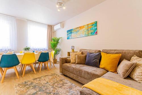 Roomy apartment 80sqm at city center FREE PARKING space, AC & balcony, Separate AC in all four rooms