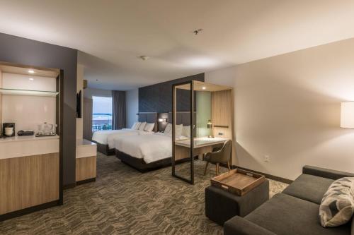 ロックウォールにあるSpringHill Suites by Marriott Dallas Rockwallのベッドとソファ付きのホテルルーム